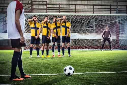  足球犯規(guī)有哪些名稱條件和判定,足球犯規(guī)有哪些牌