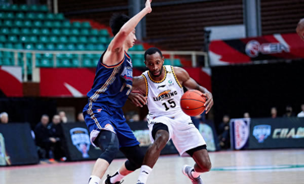 2日NBA非常精彩，湖人、76人和尼克斯均以殘陣獲勝，歷史罕見！